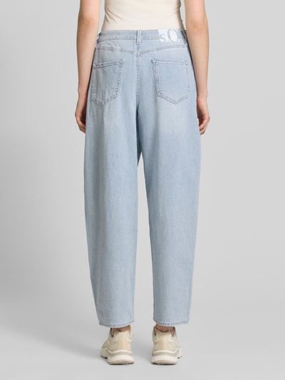 Frauenmodel trägt Barrel Leg Jeans aus Baumwoll-Mix von s.Oliver RED LABEL in Denim-Optik, Regular-Fit, High-Waist, Ankle-Länge, Ganzkörperansicht Rückansicht.