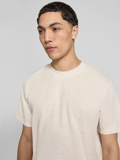 Männermodel trägt T-Shirt mit Stehkragen Modell 'AUSTIN' von Jack & Jones in Beige, gerader Schnitt, elastischer Baumwoll-Mix, Nahaufnahme Oberkörper.