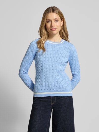 Vrouwenmodel draagt Strickpullover met geribde boorden van Christian Berg Woman, katoenmix, regular fit, ronde hals, voorkant bovenlichaam close-up.