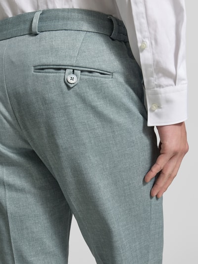 Männermodel trägt Straight Fit Stoffhose mit Bundfalten Modell 'Sparta' von Zuitable im Material-Mix mit Baumwoll-Anteil, Detailaufnahme Rückansicht.