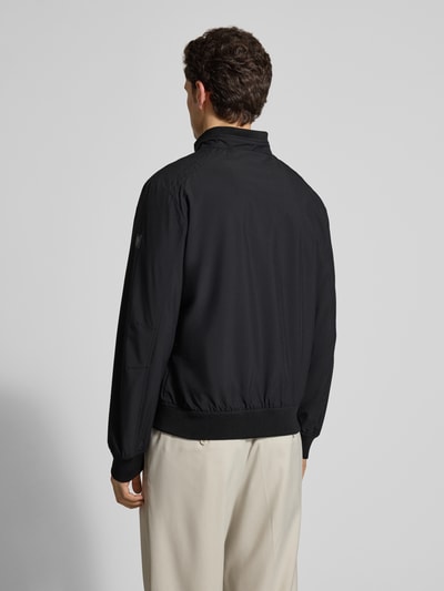 Männermodel trägt schwarze Regular Fit Jacke mit Stehkragen von Lerros, elastischer Material-Mix, Rückenansicht, Ganzkörperansicht.
