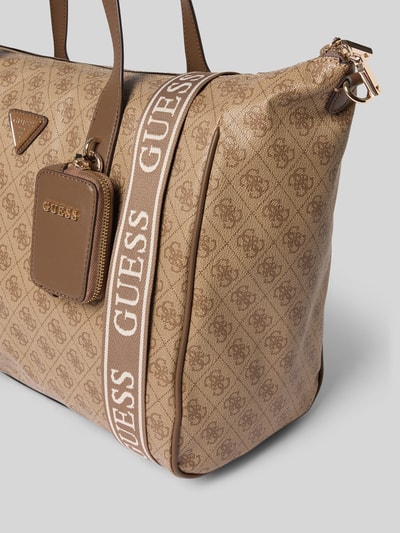 Produktfoto, Shopper mit Logo-Muster Modell 'LATONA CARRYON' von Guess in Beige mit Reißverschluss, Tragehenkel und Schulterriemen, strukturierte Oberfläche