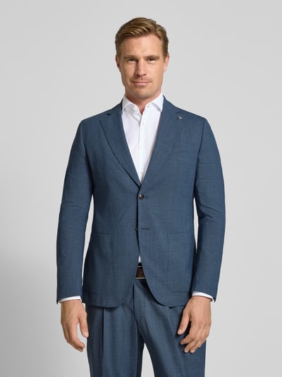 Männermodel trägt Sakko aus Schurwolle-Mix mit Reverskragen Modell 'Carver' von CG – CLUB of GENTS in Blau, Ganzkörperansicht von vorne. Regular Fit, Knopfverschluss, Label-Detail, Brustleistentasche, seitliche Eingrifftaschen, glatte Textur.