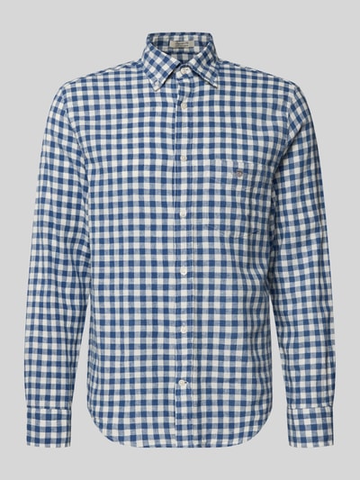 Produktfoto, Regular Fit Leinenhemd mit Baumwoll-Anteil Modell 'GINGHAM' von Gant w niebiesko-białą kratę, krój regular fit, lniano-bawełniana tkanina, pełna listwa guzikowa, kołnierzyk button-down, kieszeń na piersi z logo, długi rękaw, zaokrąglony dół, długość tyłu w rozmiarze M: 66 cm, szerokość ramion w rozmiarze M: 46 cm, długość rękawa w rozmiarze M: 64 cm.
