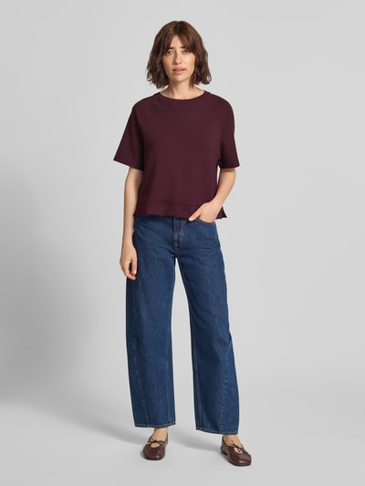 Frauenmodel trägt Regular Fit Sweatshirt aus Viskose-Mix Modell 'Bailee.S' von Brax in Dunkelrot, kombiniert mit blauer Jeans, Ganzkörperansicht von vorne. Damen Sweatshirt von Brax.