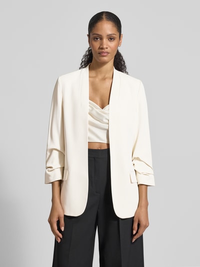 Frauenmodel trägt Blazer mit Pattentaschen von Jake*s Collection in Creme, Material-Mix mit Stretch-Anteil, lockerer Schnitt, Stehkragen, 3/4-Ärmel, Rückenlänge 69 cm, Brustweite 44 cm, Ärmellänge 52 cm, Ganzkörperansicht von vorne.