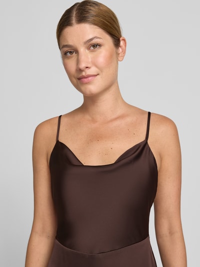 Frauenmodel trägt Abendkleid aus Satin Modell 'RAVENNA' von VILA, braun, gerader Schnitt, Wasserfall-Ausschnitt, Nahaufnahme Oberkörper.