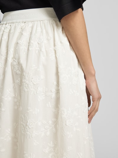 Frauenmodel trägt weißen Midirock mit Stitchings von Milano Italy aus Baumwoll-Mix, florale Struktur, elastischer Bund, Nahaufnahme Hüfte.