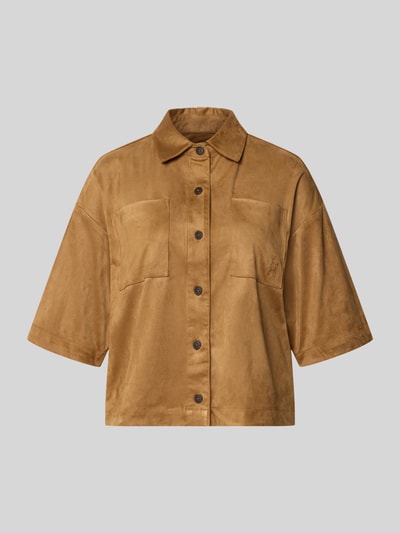 Produktfoto, Bluse mit Brusttaschen und Logo-Prägung von Smith and Soul, brauner Material-Mix mit Stretch, lockerer Schnitt, Kentkragen, sichtbare Knopfleiste, weiche samtige Textur.
