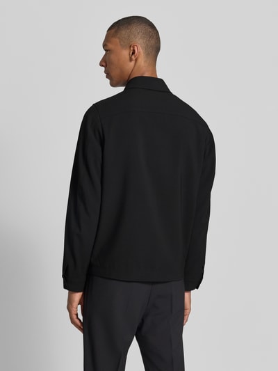 Männermodel trägt Overshirt mit Brusttasche Modell 'JERSON' von Drykorn aus schwarzem Material-Mix mit Viskose-Anteil, Modern Fit, Kentkragen, Reißverschluss, Rückenlänge bei Größe M 69 cm, Ganzkörperansicht Rückansicht.