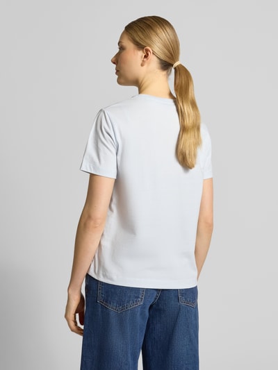 Frauenmodel trägt T-Shirt mit Rundhalsausschnitt und Label-Stitching von Gant, Damen T-Shirt aus Reine Baumwolle, Regular-Fit, Rückenlänge 57 cm, Ganzkörperansicht Rückansicht.