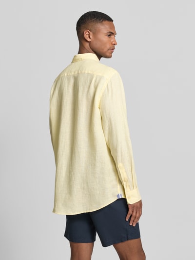 Männermodel trägt Slim Fit Leinenhemd mit Brusttasche von Christian Berg Men in Gelb, Knopfleiste, Button-Down-Kragen, Rückenlänge 79 cm, Schulterbreite 43 cm, Ärmellänge 68 cm, Ganzkörperansicht Rückansicht.