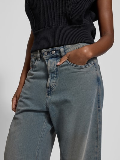 Frauenmodel trägt WideFit Jeans mit 5-Pocket-Design von Diesel aus Baumwoll-Lyocell-Mix, lockerem Schnitt, Label-Detail, Nahaufnahme Oberkörper.