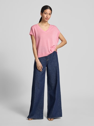 Frauenmodel trägt Strickshirt aus Leinen-Mix mit V-Ausschnitt von Comma, Damen, Relaxed-Fit, Kappärmel, rosa, Ganzkörperansicht von vorne.