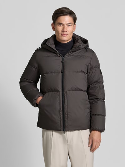 Männermodel trägt Regular Fit Daunenjacke mit Kapuzenkragen von Marc O'Polo, unifarben, wasserabweisend, Ganzkörperansicht von vorne.