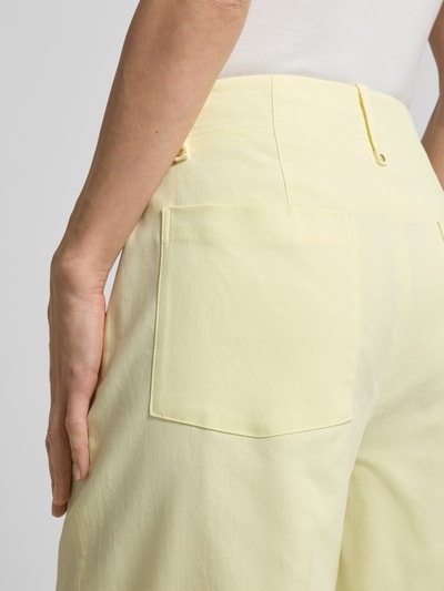 Vrouwenmodel draagt Wide Fit Stoffhose met Viskose-Anteil van Luisa Cerano in lichtgeel, mix van viscose en katoen, achterzak, detailopname rug
