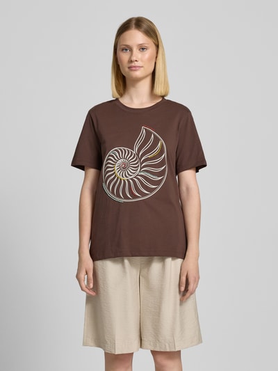 s.Oliver RED LABEL T-shirt o kroju relaxed fit z nadrukiem z przodu i ozdobnymi perełkami Czekoladowy 4