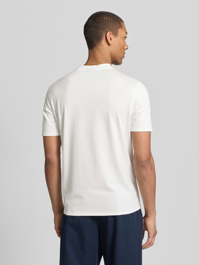 Männermodel trägt Regular Fit T-Shirt mit Logo-Detail von Emporio Armani aus reiner Baumwolle, Weiß, Rundhalsausschnitt, Ganzkörperansicht Rückansicht. Rückenlänge bei Größe M: 68 cm.