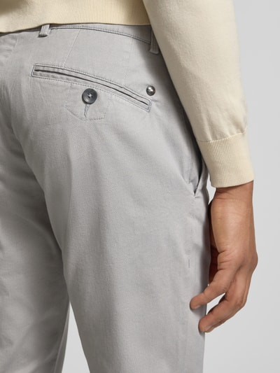 Männermodel trägt Fein strukturierte Chino mit Gesäßtaschen von bugatti in Hellgrau, Baumwoll-Mix, Nahaufnahme Rückansicht