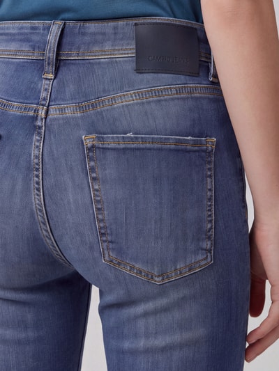 Frauenmodel trägt Slim Fit Jeans aus Baumwoll-Mix Modell 'PIPER' von CAMBIO in mittlerem Blau mit sichtbaren Nähten, Nahaufnahme Rückansicht, Damen Slim Fit Jeans von CAMBIO.