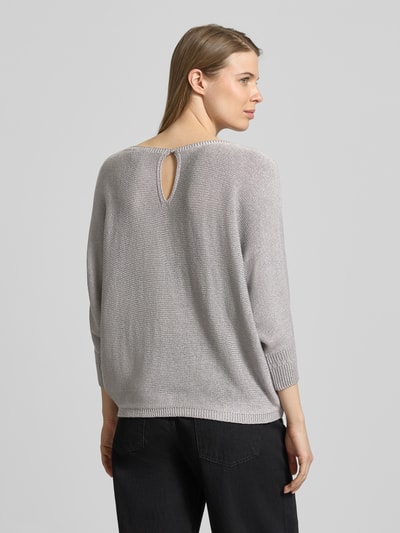 Frauenmodel trägt Strickpullover mit 3/4-Arm von More & More, Relaxed Fit, hellgraue Farbe, strukturierte Oberfläche, Ganzkörperansicht Rückansicht.