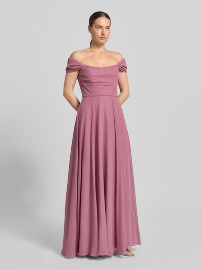 Frauenmodel trägt Abendkleid mit Carmen-Ausschnitt von Laona in Rosé, Tailliert, Maxikleid, Raffungen, Rückseite mit Reißverschluss, Ganzkörperansicht von vorne, Rückenlänge bei Größe 36: 151 cm, Brustweite bei Größe 36: 33 cm.
