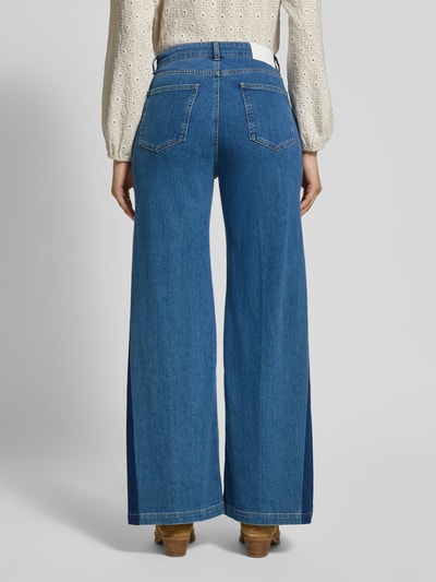 Frauenmodel trägt Wide Fit Jeans im 5-Pocket-Design Modell 'Mari Meadow' von OPUS PANTS aus elastischem Baumwoll-Mix, Ganzkörperansicht Rückansicht.
