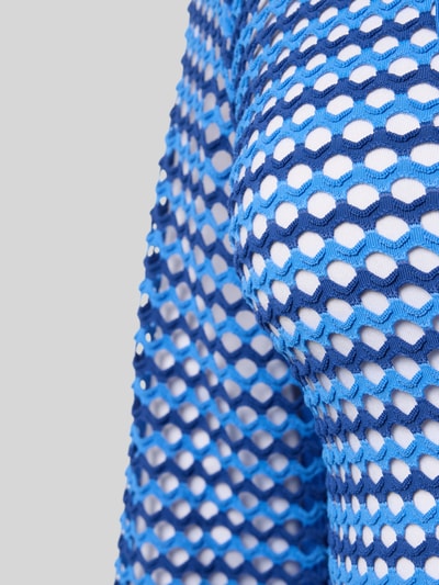 Mężczyzna model nosi 'Strandkleid mit tiefem Ausschnitt' od Seafolly, materiał z domieszką stretchu, półprzezroczysty, z głębokim dekoltem, detal siateczki, detal rękawa typu dzwon, ujęcie: zbliżenie górnej części ciała.