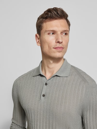 Männermodel trägt Slim Fit Pullover aus Lyocell-Mix mit Schurwoll-Anteil von Emporio Armani in Strick-Optik, Nahaufnahme Oberkörper