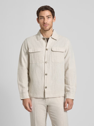 Männermodel trägt Relaxed Fit Hemdjacke aus Leinen-Baumwoll-Mix Modell 'LEROY' von SELECTED HOMME, Optik: Unifarben, Ganzkörperansicht von vorne.