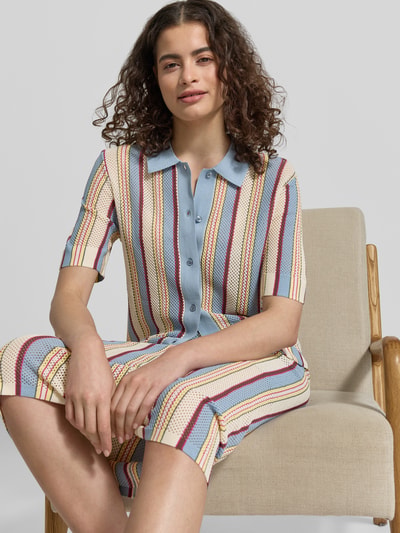 Frauenmodel trägt Slim Fit Strick-Poloshirt mit durchgehender Knopfleiste von Jake*s Casual, Allover-Look, 1/2-Arm, gestreift, Nahaufnahme Oberkörper.