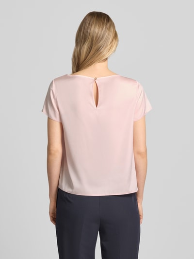 Frauenmodel trägt Blusenshirt mit Rundhalsausschnitt und abgerundetem Saum von Rinascimento, hellrosa, Material-Mix mit Stretch, Loose Fit, Rückenlänge 52 cm, Ganzkörperansicht Rückansicht.