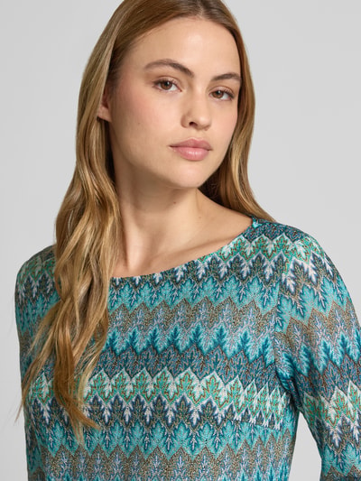 Frauenmodel trägt Regular Fit Kleid in Strick-Optik von Betty Barclay in Türkis-Grün mit U-Boot-Ausschnitt und 3/4-Arm, Nahaufnahme Oberkörper. Rückenlänge 98 cm, Brustweite 46 cm, Ärmellänge 45 cm in Größe 36.