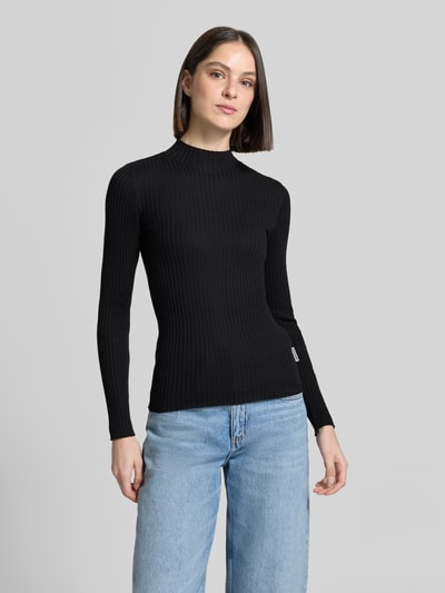 Vrouwenmodel draagt gebreide pullover Slim Fit model 'ALAANIA' van Armedangels, look: effen, labelpatch, pure katoen, hooggesloten hals, lange mouw, tricot, voorkant bovenlichaam close-up.