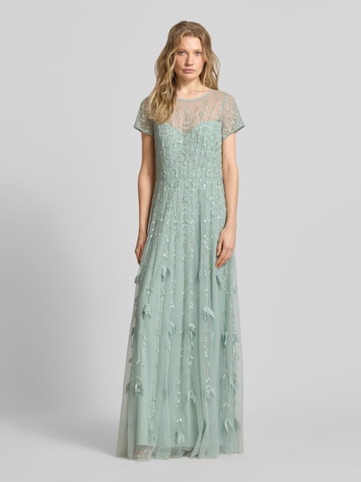 Modelka nosi Maxikleid mit Perlen und Pailletten od Adrianna Papell, miętowa siateczka, krój A-linii, cekiny, perły, okrągły dekolt, długość tyłu w rozmiarze 36: 152 cm, szerokość w rozmiarze 36: 35 cm. Ganzkörperansicht von vorne.