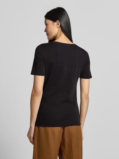 Frauenmodel trägt Regular Fit T-Shirt aus reiner Baumwolle von s.Oliver RED LABEL in Schwarz, Ganzkörperansicht Rückansicht.