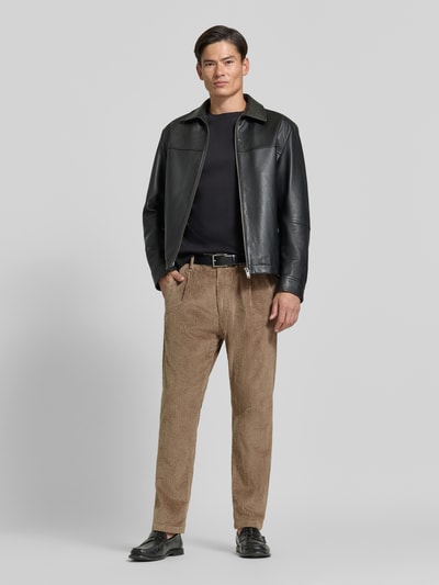 Männermodel trägt Straight Fit Hose aus Baumwoll-Mix Modell 'Chasy' von DRYKORN in Cord-Optik, Beige, mit Gesäßtaschen, Ganzkörperansicht von vorne.