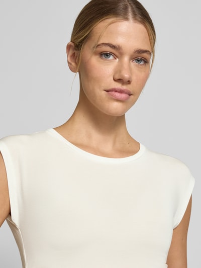 Frauenmodel trägt Slim Fit T-Shirt aus Lyocell-Mix Modell 'AVASARAH' von Vero Moda, unifarben, Rundhals, kurzarm, Nahaufnahme Oberkörper.