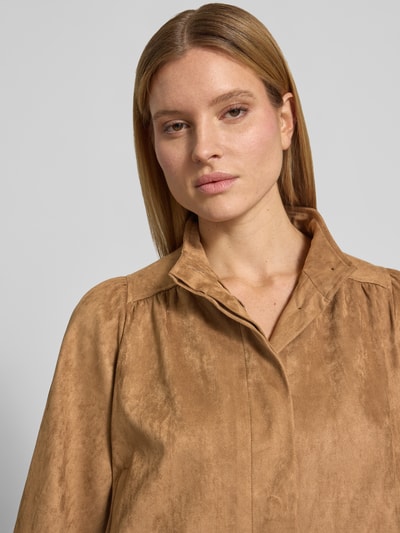 Frauenmodel trägt Jacke in Leder-Optik Modell 'TIRSA' von Neo Noir in Braun, Material-Mix mit Stretch-Anteil, Nahaufnahme Oberkörper.