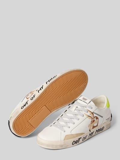 Productfoto, Sneaker met motiefprint van Crime London, heren sneakers met afgeronde pasvorm, vetersluiting, logodetail, hakhoogte maat 44: 3 cm, schachthoogte: 8 cm, schachtbreedte: 9 cm, witte basis met beige en zwarte details, rubberen zool, kleuraccenten