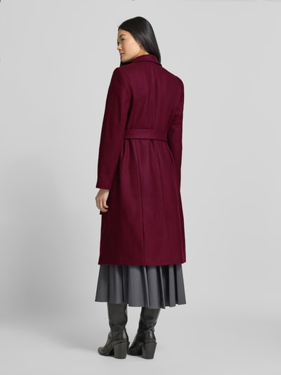 Frauenmodel trägt Mantel mit Stehkragen Modell 'ROSE' von Ted Baker, Woll-Mix mit Kaschmir-Anteil, Regular-Fit, Knopfverschluss, Taillengürtel, Eingrifftaschen, Rückenlänge 106 cm, Schulterbreite 40 cm, Brustweite 44 cm, Ärmellänge 62 cm, Farbton Bordeaux, glatte Textur, Ganzkörperansicht Rückansicht.