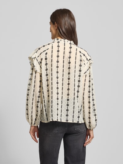 Frauenmodel trägt Regular Fit Bluse mit Stitchings von More & More, creme mit schwarzen Nähten, Rückenlänge 62 cm, Ganzkörperansicht Rückansicht.