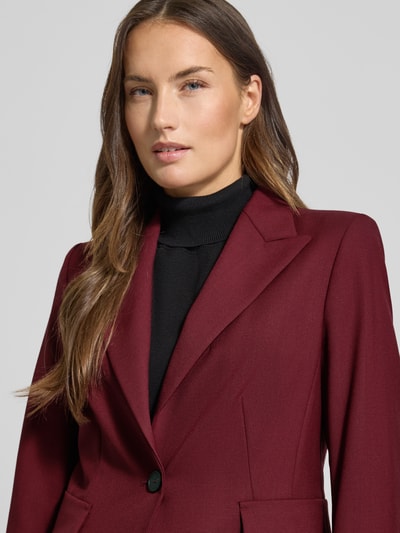 Frauenmodel trägt Regular Fit Anzugblazer mit Reverskragen von Windsor im Acetat-Mix, taillierte Passform, Knopfverschluss, Nahaufnahme Oberkörper.