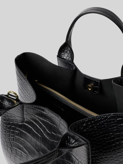 Produktfoto, Handtasche aus Leder mit Label-Detail Modell 'ESSENTIAL' von Abro in Schwarz mit Krokodilleder-Prägung, goldener Reißverschluss, Magnetverschluss, Innenfach und kurzen Tragegriffen, Detailaufnahme, Echtes Leder