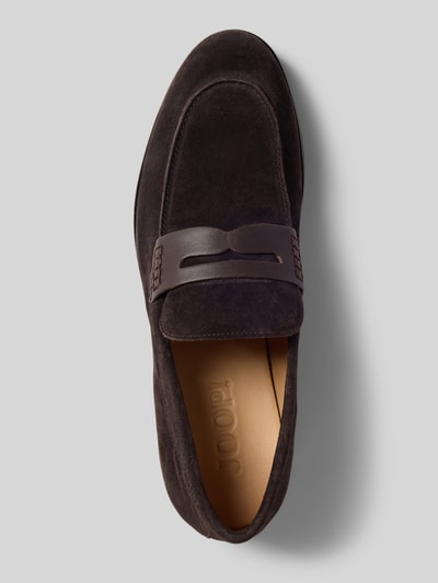 Produktfoto, loafersy z ciemnobrązowej skóry, miękka tekstura zamszu, zaokrąglone linie, model 'velluto misto kleitos loa' od JOOP! SHOES