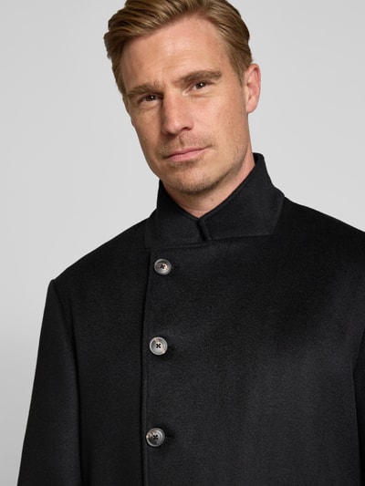 Männermodel trägt Slim Fit Jacke aus Lanawoll-Mix mit Stehkragen von Emporio Armani, Schwarz, glatte Oberfläche, Nahaufnahme Oberkörper.