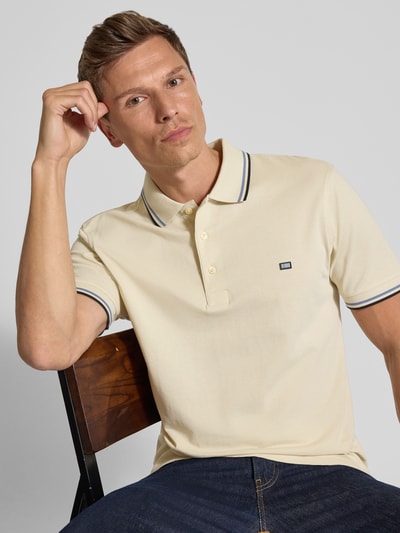 Christian Berg Men Poloshirt mit Label-Stitching Ecru 3