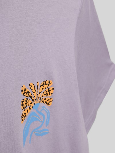 Mädchen trägt Kinder T-Shirt von Only & Sons, Modell 'MEMPHIS', Optik: Unifarben, Relaxed-Fit, Motiv-Print, reine Baumwolle, Nahaufnahme Oberkörper.