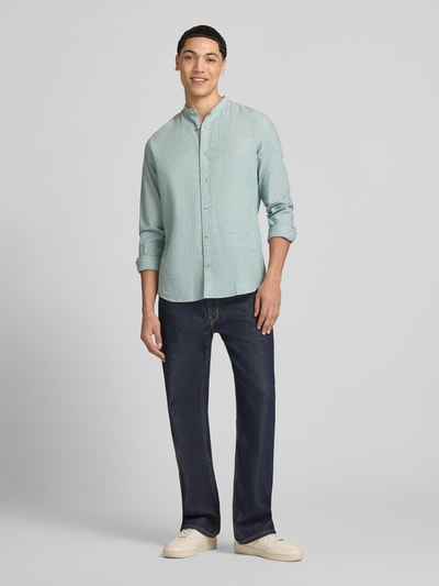 Männermodel trägt Regular Fit Freizeithemd aus Baumwoll-Leinen-Mix von Jack & Jones, Modell SUMMER LINEN BLEND, Ganzkörperansicht von vorne. Rückenlänge 75 cm, Schulterbreite 46 cm, Ärmellänge 65 cm, Farbe mintgrün, glatte Textur, Stehkragen, Knopfleiste.