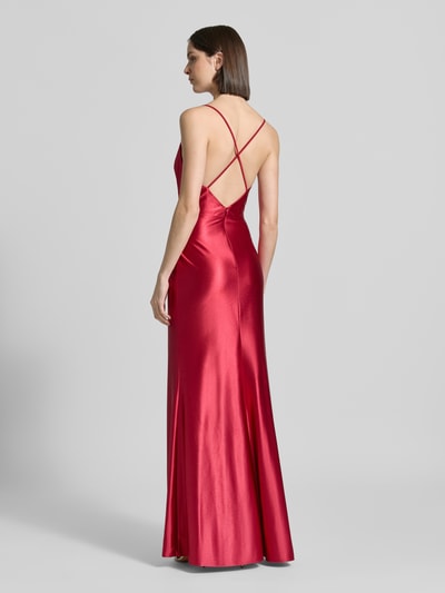 Frauenmodel trägt Maxikleid aus Satin mit Drapierungen und Gehschlitz von Luxuar in Rot, Taillierter Schnitt, Ganzkörperansicht Rückansicht. Rückenlänge bei Größe 36: 147 cm, Brustweite bei Größe 36: 33 cm, V-Ausschnitt.
